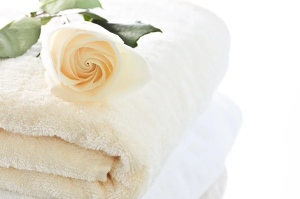 Stapel Van Zachte Luxe Handdoeken Met Verse Bloemen — Stockfoto