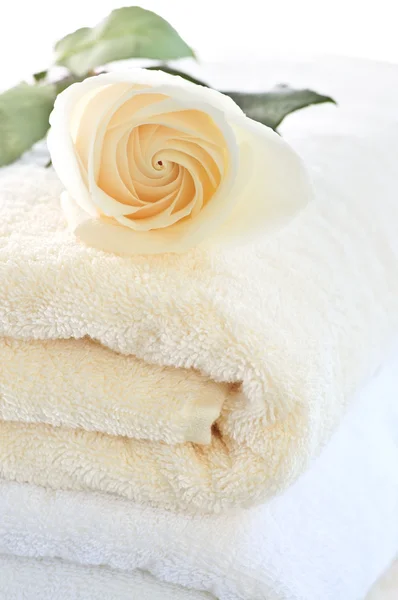 Stos Luksusowy Miękkie Ręczniki Świeżych Kwiatów — Zdjęcie stockowe