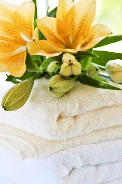 Stapel Van Zachte Luxe Handdoeken Met Verse Bloemen — Stockfoto
