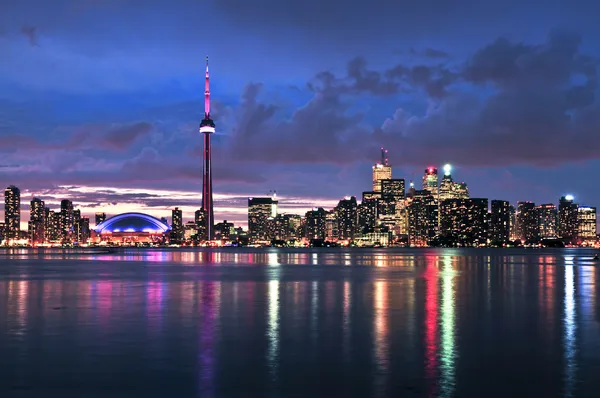 Malerischer Blick Auf Die Skyline Der Stadt Wasser Bei Nacht — Stockfoto