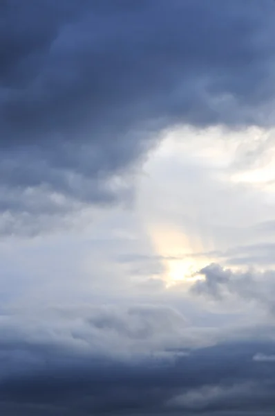 Stormy Sky Met Zon Schijnt Door Wolken — Stockfoto