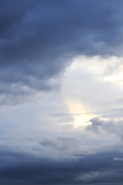 Stormig Himmel Med Solen Skiner Genom Molnen — Stockfoto