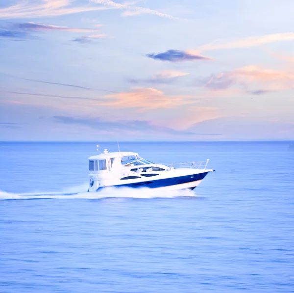 Speedboat Dusk Panning Shot Camera Motion Blur — Stock Photo, Image