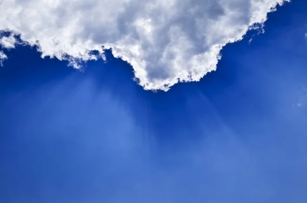 Голубое небо с лучами солнца — стоковое фото