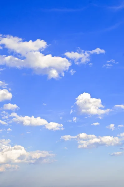 Arka Plan Beyaz Kümülüs Bulutları Ile Mavi Gökyüzünde — Stok fotoğraf