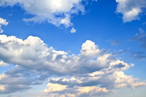 Фон Блакитного Неба Білими Кумульськими Хмарами — стокове фото