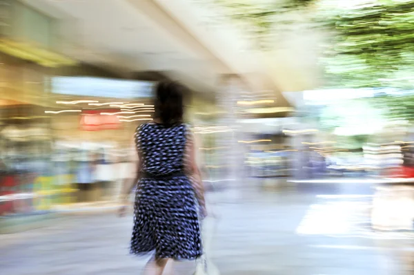 Femme Faisant Shopping Dans Centre Commercial Panoramique Flou Mouvement Intentionnel — Photo