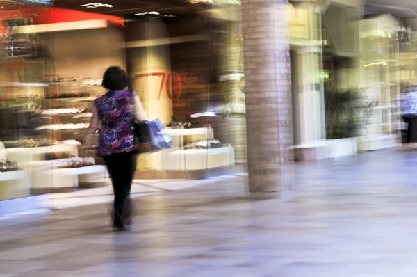 Жінка Купує Торговому Центрі Панорамний Постріл Навмисне Розмивання Руху Камері — стокове фото