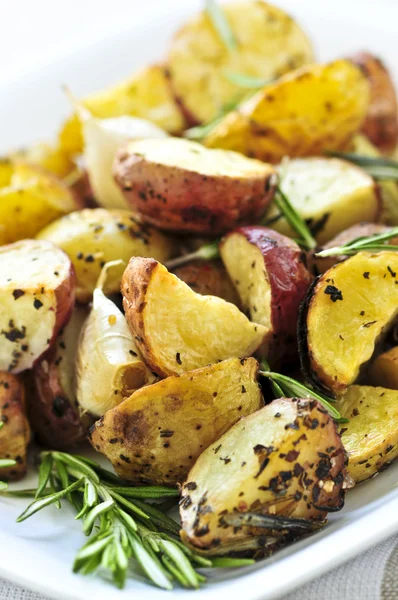 Βότανο Ψητές Πατάτες Σερβιρισμένη Πιάτο — Φωτογραφία Αρχείου