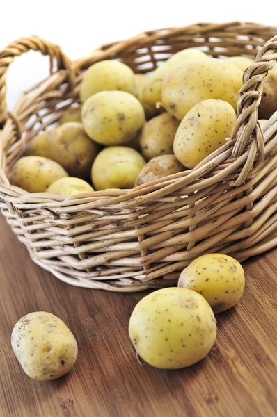 Gele Ruwe Aardappelen Een Mand Close — Stockfoto