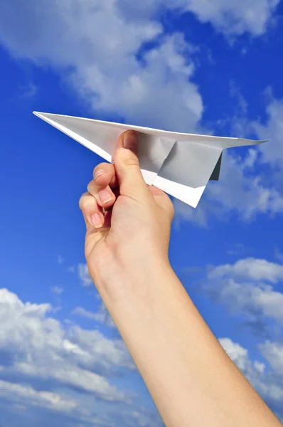 Bir Kağıt Uçak Mavi Gökyüzü Arka Plan Üzerinde Tutan Çocuğun — Stok fotoğraf