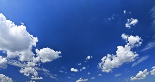Panoramatické Pozadí Modré Oblohy Bílým Kupovité Mraky — Stock fotografie