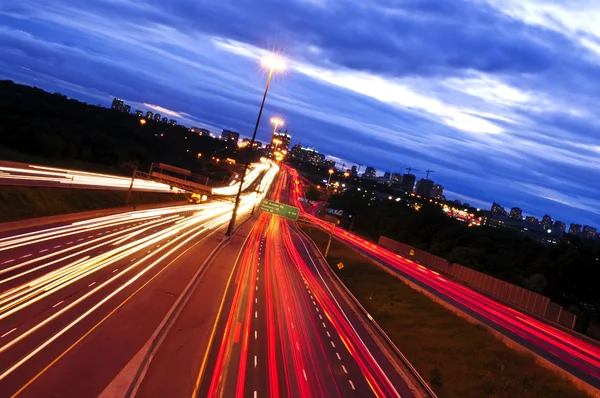 Traffico Notturno Una Trafficata Autostrada Cittadina Toronto — Foto Stock