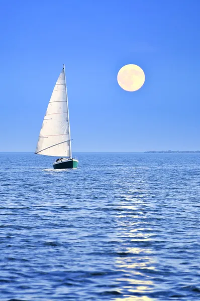 満月でヨット — ストック写真
