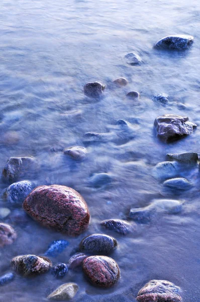 加拿大乔治亚湾岸水中的岩石 Awenda 省立公园 — 图库照片