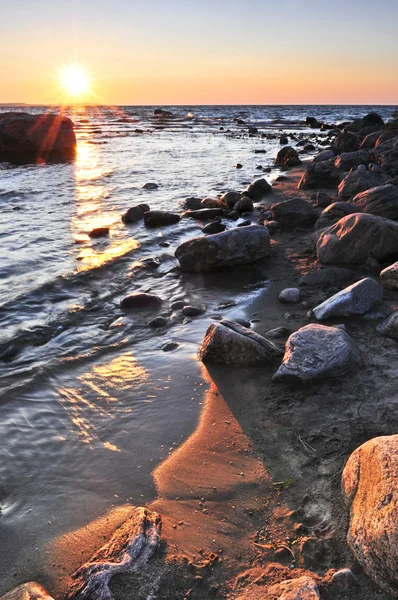 日没で 岩が多い海岸のグルジアの湾 カナダ Awenda 州立公園 — ストック写真