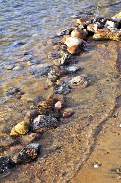 Vallende stenen in water — Stockfoto
