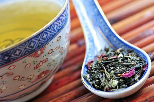 Чашка Зеленого Чая Сухими Листьями Ложке — стоковое фото