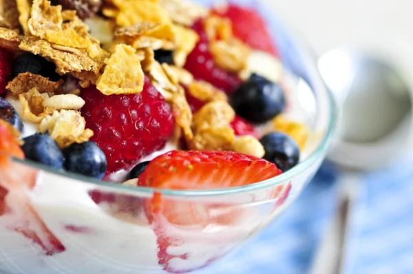 Servir Yogur Con Bayas Frescas Granola —  Fotos de Stock