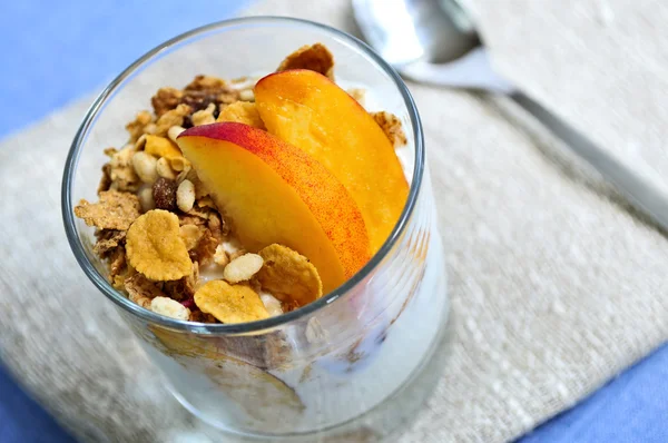 Serving Yogurt Fresh Peaches Granola — Stock Photo, Image