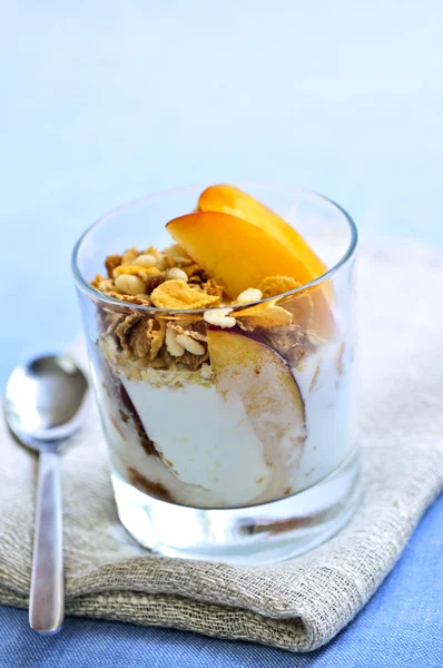 Servir yogur y granola —  Fotos de Stock