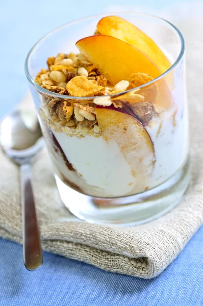 Servering Yoghurt Med Färska Persikor Och Granola — Stockfoto