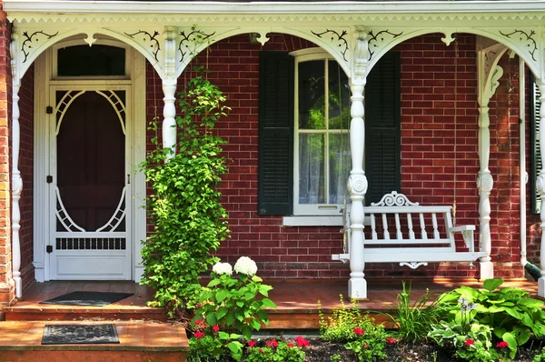 Vacker Veranda Viktorianska Hus Dekorerad Med Blommor — Stockfoto