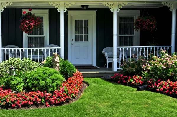 Gepflegter Vorgarten Eines Hauses Mit Blumen Und Grünem Rasen — Stockfoto