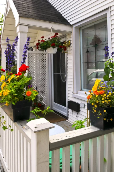 Porche de casa con cajas de flores — Foto de Stock