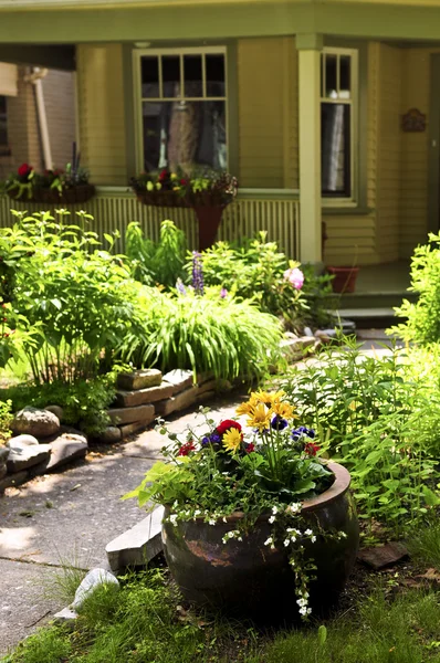 Gepflegter Vorgarten Eines Hauses Mit Blühendem Garten Und Gehweg — Stockfoto