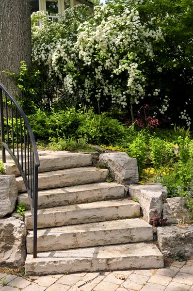 Escaliers en pierre naturelle — Photo