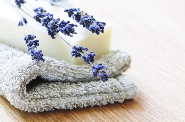 Staaf Van Natuurlijke Aromatherapie Zeep Met Gedroogde Lavendel — Stockfoto