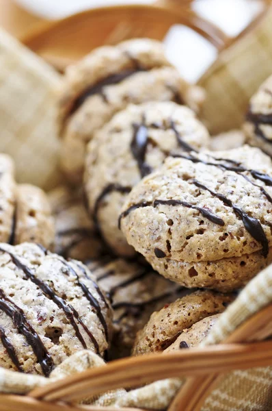Färska Hasselnöt Choklad Sandwich Cookies Korg — Stockfoto