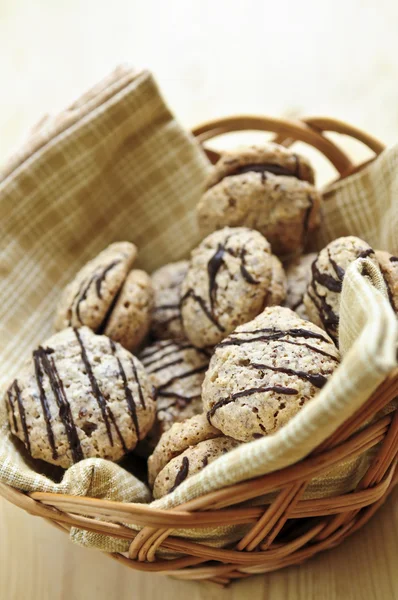 Färska Hasselnöt Choklad Sandwich Cookies Korg — Stockfoto