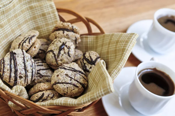 新鲜夹心饼干的篮子和浓咖啡 — 图库照片