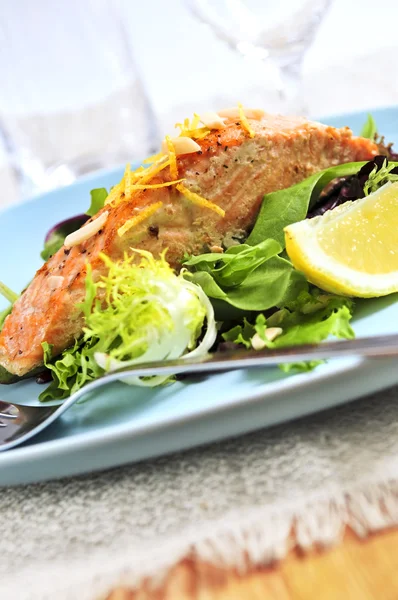 サーモン フィレ肉のグリル レモンとグリーン サラダ — ストック写真