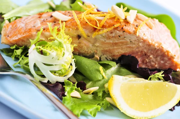 Groene Salade Met Gegrilde Zalmfilet Citroen — Stockfoto