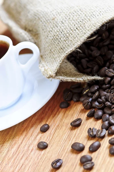 Koffiebonen en espresso — Stockfoto