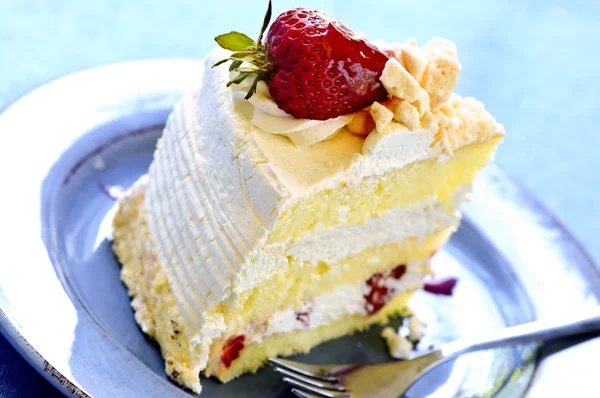 Szelet epret meringue-tortát — Stock Fotó