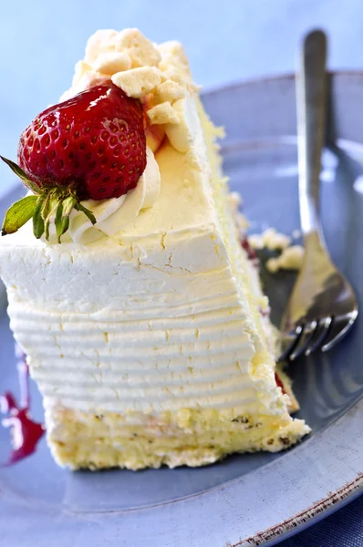 Kawałek tort bezowy truskawka — Zdjęcie stockowe