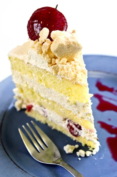 Kawałek tort bezowy truskawka — Zdjęcie stockowe