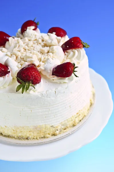 Erdbeer Baiser Kuchen Auf Einem Teller Auf Blauem Hintergrund — Stockfoto