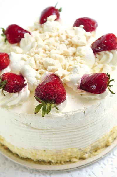 Ganze Erdbeer Baiser Torte Auf Weißem Hintergrund — Stockfoto