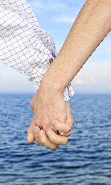 Зріла Романтична Пара Тримає Руки Пляжі — стокове фото