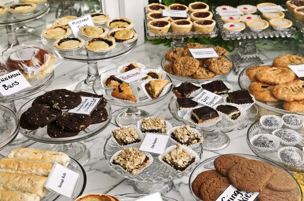 Desserter i bageri-fönstret — Stockfoto