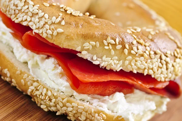 Bagel with smoked salmon and cream cheese — Stock Photo, Image