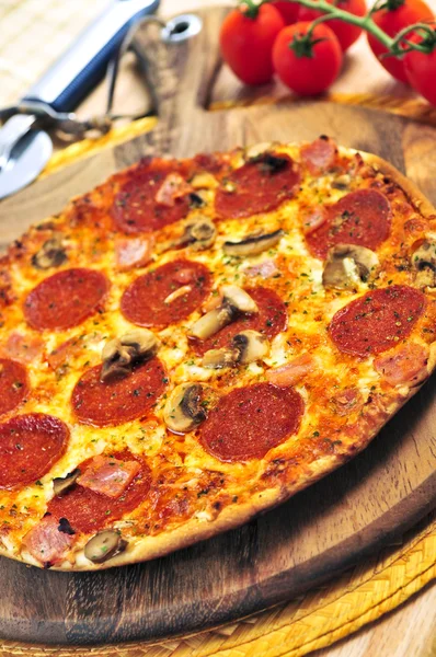 Pizza Pepperoni Recém Assada Tábua Madeira Fotografia De Stock