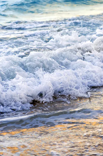 Vlny tříštící se o pobřeží tropických Stock Fotografie