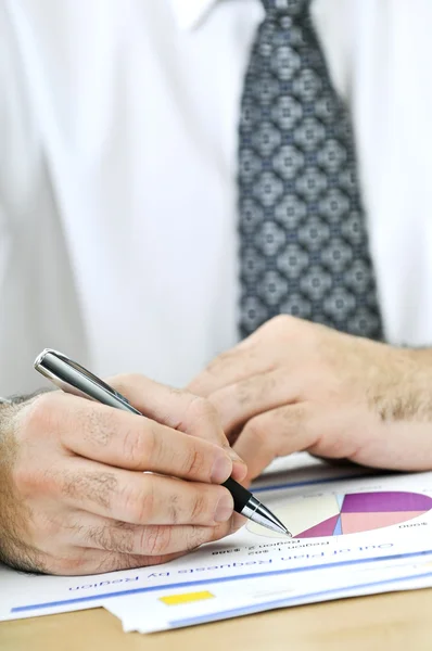 Office worker writing on reports — Stock Photo, Image
