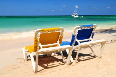Karayipler adanın kumlu tropik sahilde iki tatil sandalye